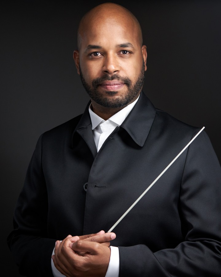 Maestro João Rocha e batuta