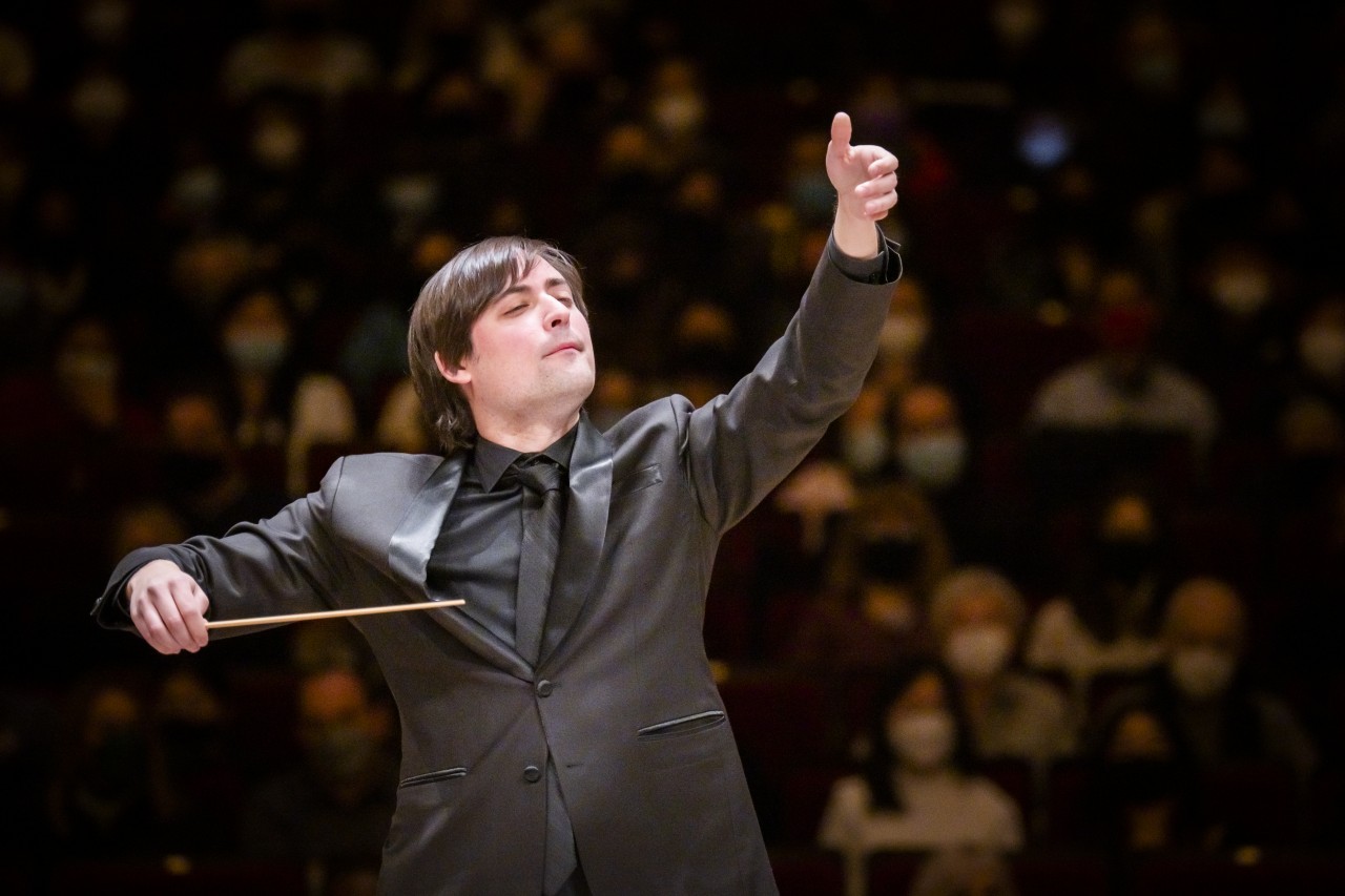 Michael Repper conducts the New York Youth Symphony with Grace Park as soloist at Carnegie Hall, 3/13/2022. Photo by Chris Lee