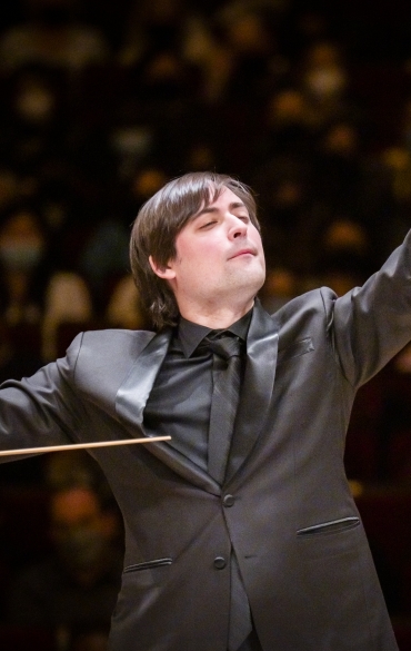 Michael Repper conducts the New York Youth Symphony with Grace Park as soloist at Carnegie Hall, 3/13/2022. Photo by Chris Lee