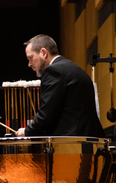 Imagem do timpanista da OSPA, Douglas Gutjahr, na sala sinf&ocirc;nica da casa da ospa