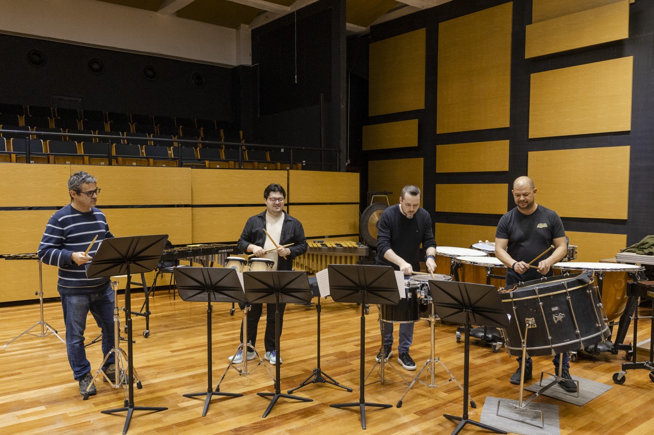 Vértice, grupo de percussão durante ensaio
